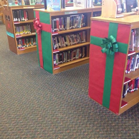 Library Book Return Ideas, Christmas Library Display, Christmas Library, School Library Bulletin Boards, Library Christmas, Library Decorations, School Library Decor, School Library Displays, Library Themes