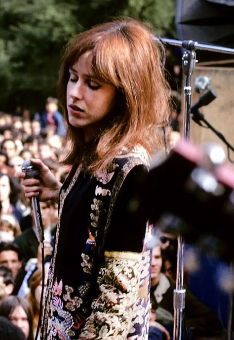 25 Greatest Classic Rock and Roll Women - Spinditty Woodstock Performers, Jefferson Starship, Grace Slick, 60s Women, Jefferson Airplane, Classic Rock And Roll, Joan Baez, Women Of Rock, Joe Cocker