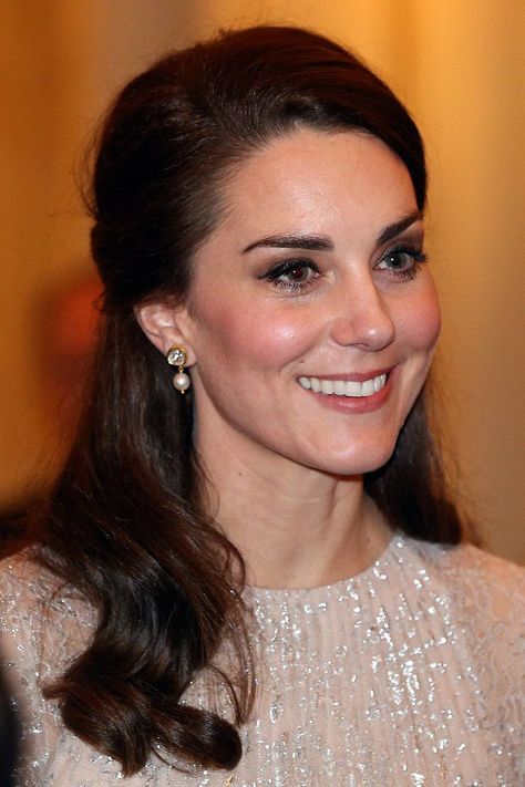 Kate Middleton's hair, makeup & hairstyles photos - her best looks | Glamour UK Kate Middleton Makeup, Vestidos Carolina Herrera, Style Kate Middleton, Duchesse Kate, Düşes Kate, Princesse Kate Middleton, Estilo Kate Middleton, Kate Middleton Hair, Duchesse Catherine