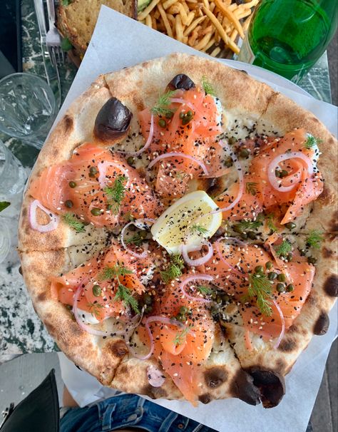 Salmon Pizza Beach Pizza, Pizza Aesthetic, Salmon Pizza, Los Angeles Food, Gourmet Pizza, Pizza Food, Coffee Aesthetic, Wood Fired Pizza, Foodie Food