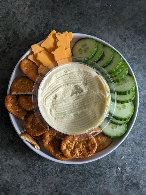 Hummus And Crackers, Hummus Bread, Hummus Cup, Hummus Plate, Fruit Cup, Fruit Cups, Breakfast Snacks, Snack Plate, Meal Ideas