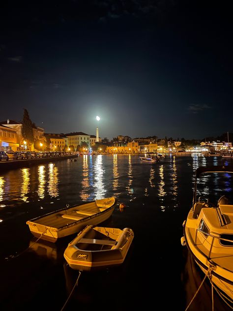 Night Boat Ride Aesthetic, Croatia At Night, Croatia Nightlife, Europe Interrail, Croatia Pictures, Croatia Beach, Spring Nights, Split Croatia, Beach Night