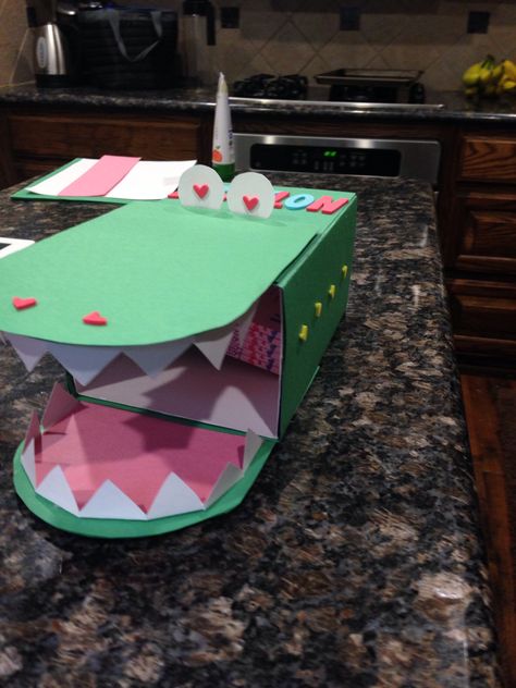 DIY Crocodile valentine's day box / card holder - construction paper, a glue gun and some foam hearts Diy Crocodile, Valentine Boxes For School, Dinosaur Valentine, Kids Valentine Boxes, Boys Valentines, Valentine Card Box, Valentine Boxes, Dinosaur Valentines, Valentines Box