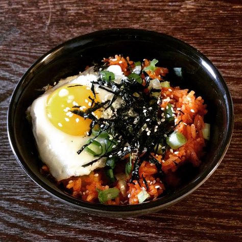 Common Spices: Easy Recipe, Food & Drink Blog: Kimchi-Bokkeumbap (Kimchi Fried Rice) Kimchi Bokkeumbap, Korean Side Dishes, Kimchi Fried Rice, Drink Ideas, Kimchi, Fried Rice, Easy Recipe, Bibimbap, Side Dish