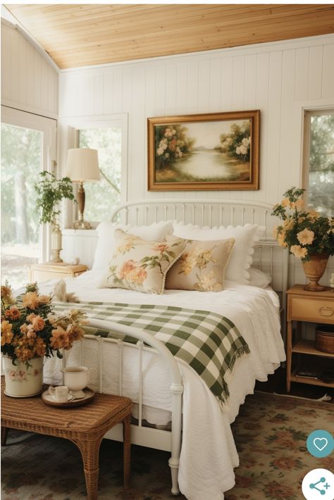 Interior Design Bedroom Cottage Core, Wooden Cottage Bedroom, Countryside Room Aesthetic, French Farmhouse Bedroom, Attic Bedroom Cottagecore, Master Cottage Bedroom, Small Cozy Apartment, Estilo Country, Rustic Home Design