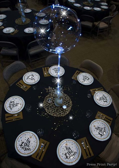 How to Setup a Sparkling Christmas Banquet with LED Bobo Balloons. The Bobo Balloons with fairy lights were the main attraction of the centerpiece which was accentuated with gold and black colors. The transparent balloons look like big transparent bubbles and made the place look like a fairy tale. Get all the materials used for this Christmas table centerpiece and table settings. More great Christmas tablescapes on the blog. Press Print Party! Church Table Decorations, Balloon Centerpieces Diy, Christmas Banquet, Non Floral Centerpieces, Bobo Balloons, Table Centerpiece Ideas, Christmas Table Centerpiece, Star Centerpieces, Balloon Centerpiece