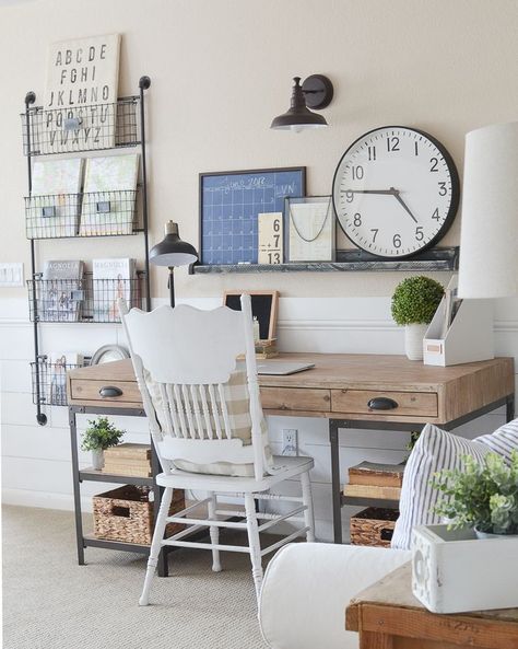 Farmhouse style home office. Great ideas for a small office space! Sofa Kulit, Office Space Inspiration, Farmhouse Office Decor, Cheap Office Furniture, Farmhouse Desk, Farmhouse Office, Small Space Office, Office Lounge, Small Home Office