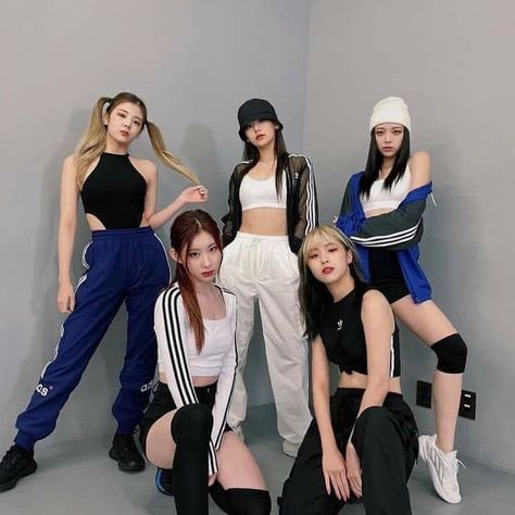 Loco Dance Practice, Itzy Dance, Itzy Lia, Dance Practice, Kpop Outfits, Character Shoes, Two Piece Pant Set, We Heart It, Capri Pants