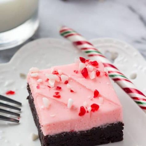 Candy Cane Brownies - Just so Tasty Candy Cane Brownies, Peppermint Frosting, Candy Cane Dessert, Chewy Chocolate Brownies, Christmas Baking Cookies, Christmas Brownies, Perfect Brownies, Best Christmas Desserts, Peppermint Brownies