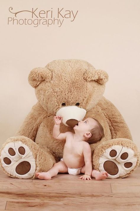 Baby  with a giant teddy bear. Adorable! 6months Photoshoot Ideas, 6 Month Baby Picture Ideas, Baby Fotografie, Baby Sitting, Baby Photoshoot Boy, Newborn Baby Photoshoot, Baby Boy Photography, Toddler Photography, Baby Poses