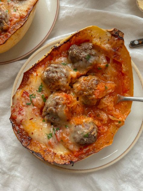 Meatballs Gluten Free, Spaghetti Squash Boats, Spaghetti Squash Boat, Squash Boats, Gluten Free Meatballs, Gluten Free Spaghetti, Eat Seasonal, Paleo Lunch, Spaghetti And Meatballs