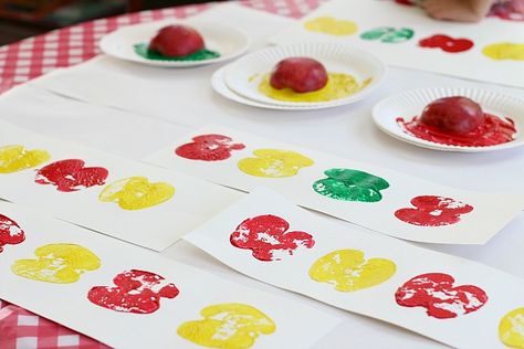 Math patterns using apple prints from Buggy and Buddy Kindergarten Patterns, September Apples, Fall Crafts For Toddlers, Paper Apple, Farm Craft, Apple Unit, Math Patterns, Apple Activities, Fall Math