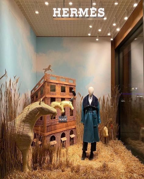 Visual Merchandising News on Instagram: "@hermes 🤩 - #hermes #visualart #visualmerchandising #design #inspiration #designideas" Small Window Display, Hermes Exhibition, Hermes Window Display, Store Visual Merchandising, Summer Window Display, Museum Interior, Summer Window, Ton Van Der Veer, Retail Store Display