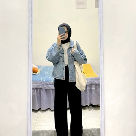 How To Style Denim Jacket With Hijab, Jeans Hijab Outfit Casual, Ootd Jaket Jeans Hijab, Ootd Denim Jacket Hijab, Ootd Jacket Jeans Hijab, Ootd Jaket Denim, Ootd Hijab Jeans Style, Jacket Jeans Outfit Hijab, Jeans Jacket Outfit Hijab