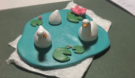 Plasticine Ideas Aesthetic, Sculpture Clay Easy, Easy Sculpture Ideas Clay, Duck Clay Art, Clay Duck Pond, Pond Clay Art, Clay Pond, Polymer Clay Duck, Lilypad Clay Dish