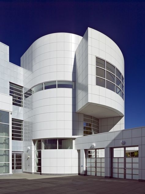 Crocker Art Museum / Gwathmey Siegel & Associates Architects | ArchDaily Richard Meier Architecture, Crocker Art Museum, High Museum Of Art, Richard Meier, Modern Renovation, High Museum, Residential House, Design Museum, Beautiful Buildings