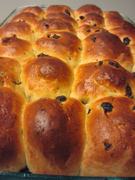 Raisin Rolls Recipe, Easter Ham Dinner, Raisin Rolls, Belgian Bun, Tea Buns, Raisin Buns, Johnny Cakes Recipe, Yeast Bread Rolls, Johnny Cakes