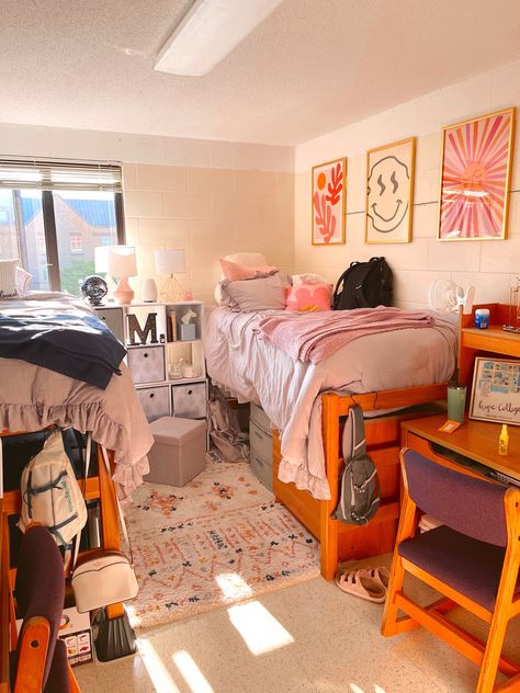 Dorm Inspo Homey, Apartment Style Dorm Room Ideas, Cofc Dorm, Collage Dorm Room, Lofted Dorm Beds, Pretty Dorm Room, Dorm Room Colors, Bohemian Dorm, Minimalist Dorm