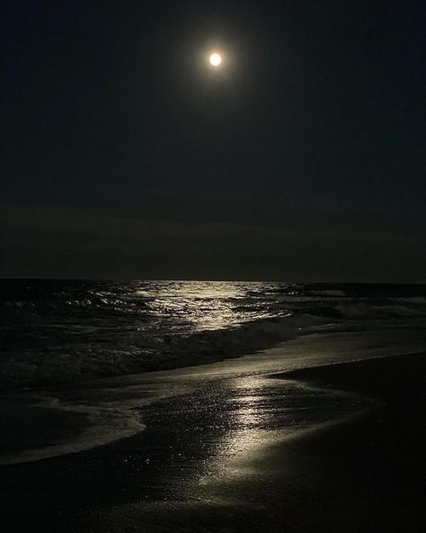 noah (@noahulian) on Threads Sea Video, Dark Beach, Ocean At Night, Beach At Night, Beach Night, Moon Pictures, Cute Pastel Wallpaper, Night Scenery, Sky Photos