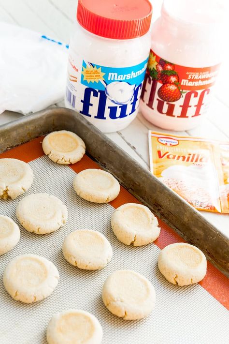 This homemade moon pie recipe is one of the easiest desserts you can make! No need for homemade marshmallows, just a little sugar and time. Just like the moon pies you find in the store, everyone will love this yummy recipe! Moon Pies Recipe Easy, Moonpie Recipe, Moon Pie Recipe, Easiest Desserts, Moon Pie, Moon Pies, Yummy Deserts, Easy Pie Recipes, Homemade Marshmallows