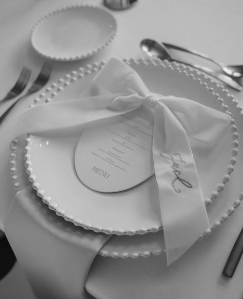 Pretty as a picture wedding table setting // ⁠ ⁠ This elegant wedding table setting perfectly pairs contemporary wedding stationery from London based Letterpress wedding stationer @inkandpaper_ldn with a luxurious name embroidered velvet bow from @theembroiderednapkincompany.⁠ ⁠ ⁠ The chic, oval shaped menu card (in the most delicate shade of pale blue with hot gold foil detailing) and bow embellishment sit atop pearl edged white presentation plates, beautifully elevating the elegance of the ... White Chargers Wedding, Wedding Plate Set Up, Cipriani Wedding, Wedding Plate Setting, Elegant Wedding Table, White Charger, Wedding Table Setting, Dinner Decor, Pink Birthday Cakes