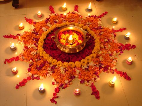 Diya Decoration Ideas, Diwali Diya Decoration, Rangoli Simple, Diwali Decoration Items, Diwali Decorations At Home, Diy Diwali Decorations, Diwali Diya, Rangoli Ideas, Flower Decorations Diy