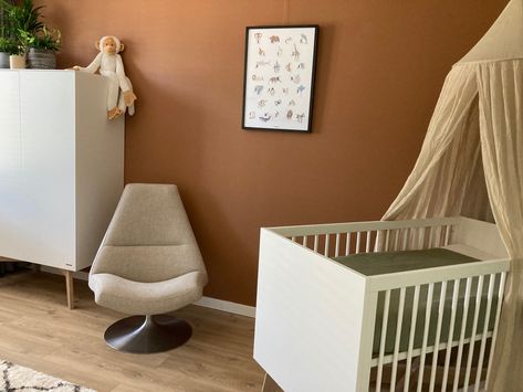 Ledikant en kast: @kidsmill, Hemeltje/klamboe: @jollein, Schilderij: @studiowilderness , Dekentje: Little Dutch, Stoel: @goossenswonen, Aap: @babypark Bassinet, Cribs, Bed, Furniture, Home Decor, Cots, Home Décor