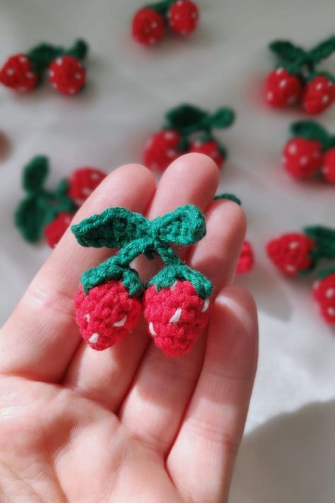 You're so cute. Strawberry Accessories, Strawberry Applique, Appliques Au Crochet, 3d Strawberry, Wall Appliques, Crochet Strawberry, Crochet Christmas Trees, Mini Crochet, Red Strawberry