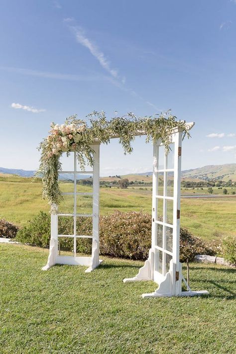 Wedding Arches Outdoors, Outdoor Country Wedding, Wedding Alters, Wedding Doors, Wedding Ceremony Ideas, Diy Wedding Backdrop, Wedding Arbour, Wedding Ceremony Backdrop, Wedding Set Up