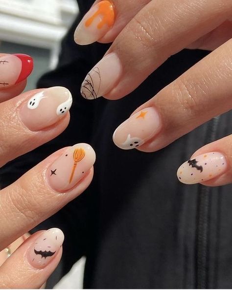 Simple Neutral Halloween Nails, Cute And Simple Halloween Nails, Mail Designs For Short Nails Fall, Halloween Minimalist Nails, Fall Minimalist Nails, Minimal Halloween Nails, Minimalist Halloween Nails, Subtle Halloween Nails, Cute Pumpkin Nails