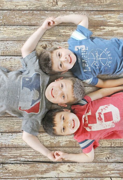 Cute shot. Three boys. Poses Family Of Three, Older Sibling Poses, Brother Sister Photography, Sibling Photography Poses, Sibling Photo Shoots, Large Family Poses, Brothers Photography, Sibling Pictures, Family Photos With Baby