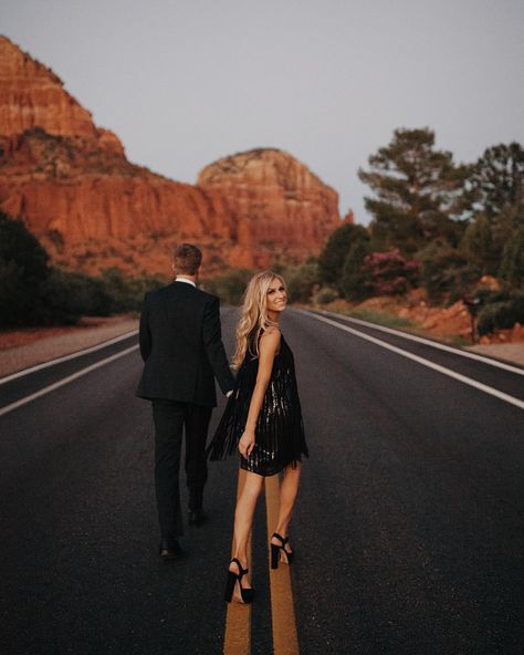 Dirt Road Engagement Photos, Road Engagement Photos, Husband Goals, Snow Engagement Photos, Snow Engagement, Prenup Shoot, Desert Engagement Photos, Couple Inspo, Couple Shots