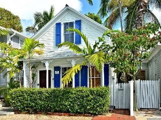 Coconut Cabana: A restored Old Town home with charm & tropical ambience, Key West Piano House, Key West Cottage, Granny Flat Ideas, Key West House, Beach Cottage Exterior, Key West Style, Key West Vacations, Cottage Exteriors, Colorful Cottage