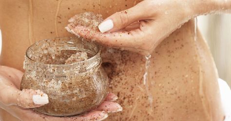 5 Spots You Are Not Exfoliating, But You Should Homemade Coffee Scrub, Coffee Scrub Diy, Coffee Face Scrub, Scrub Diy, Body Scrub Recipe, Scrub Corpo, Scrub Recipe, Coffee Scrub, Organic Coffee