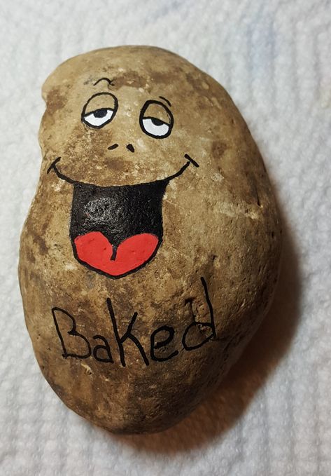 Baked Potato! Rock Painting - Rock Art Rock Painting Funny Faces, Potato Rock Painting, Rock Painting Ideas Funny Sayings, Funny Rock Painting Ideas Simple, Funny Painted Rocks Hilarious, Rock Painting Ideas Easy Funny, Cool Rock Painting Ideas Funny, Small Rock Painting Ideas Easy, Rock Painting Funny