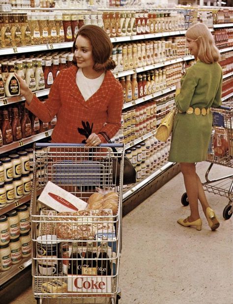 Vintage 1960s supermarkets  old-fashioned grocery stores at Click Americana - #supermarkets #grocerystores #vintagestores #vintageshopping #1960s #sixties #retro #safeway #kroger #foodfair #ap #winndixie #clickamericana 1960s Aesthetic, Photoshoot Vintage, 60s Aesthetic, Americana Aesthetic, Vintage Mall, Food Fair, Vintage Americana, Grocery Stores, Retro Mode