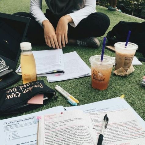 Studying With Friends Aesthetic, Studying With Friends, College Motivation, Coffee Books, School Success, Study Organization, Study Inspo, Work Motivation, College Study