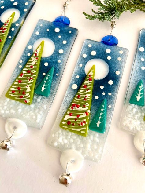 Fused Glass Inspiration, Fused Glass Christmas Lanterns, Glass Fusing Christmas, Christmas Fused Glass Ideas, Fused Glass Christmas Ornaments, Fused Glass Ideas, Glass Frit Painting, Resin Christmas Tree, Frit Painting