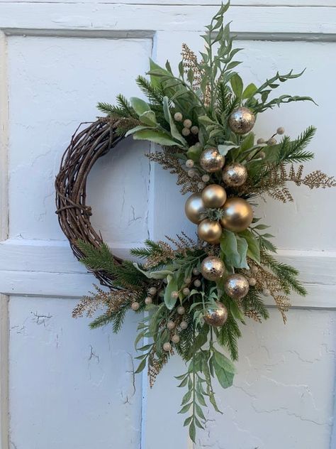 Champagne Gold Minimal Christmas Winter Wreath Simple - Etsy Grapevine Winter Wreath Ideas, Gold Winter Decor, Gold Christmas Wreath Ideas, Simple Grapevine Wreath Ideas, Christmas Wreaths For Front Door Elegant, Christmas Grapevine Wreath Ideas, Xmas Wreaths Ideas, Grapevine Wreath Ideas, Minimal Glam