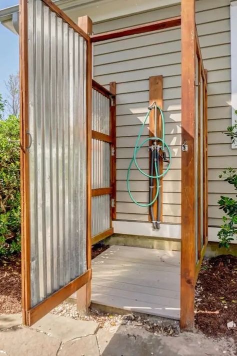 15 Wonderful DIY Outdoor Shower Ideas For You To Recreate  - Drop By My Home Diy Outdoor Shower Ideas, Outside Showers, Outdoor Shower Enclosure, Outdoor Shower Diy, Outdoor Bathroom Design, Outdoor Showers, Pool Shower, Garden Shower, Outdoor Bath