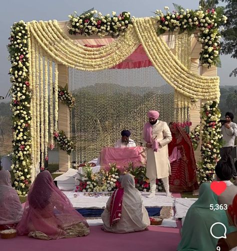 Bengali Wedding Mandap Decoration, Gurudwara Decoration, Wedding Pandal, Anand Karaj Decor, Traditional Mandap, Indian Outdoor Wedding Decor, Palace Decor, Vidhi Mandap, Mandap Ideas