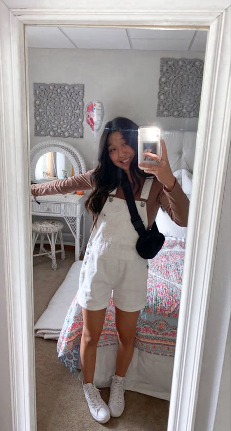 Overalls Spring Outfit, White Overalls Outfit, Converse Ootd, Shortalls Outfit, Pretty Tote Bags, White Overalls, Fall White, Overall Outfit, Overalls Outfit