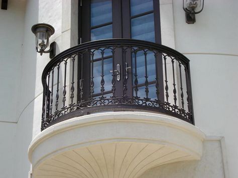 Beautiful round balcony Round Balcony, Wrought Iron Porch Railings, Reling Design, Casa Rock, Porch Railing Designs, Iron Balcony Railing, Wrought Iron Handrail, Patio Railing, French Balcony