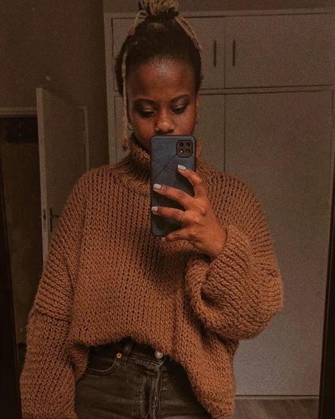 Sweater Lounge Outfit, Wool Sweater Outfit, Big Sweater Outfit, Sweater Weather Outfits, Turtleneck Sweater Outfit, Oversized Knitted Sweater, Oversized Knitted Jumper, Outfit Ideas Korean, Brown Turtleneck Sweater