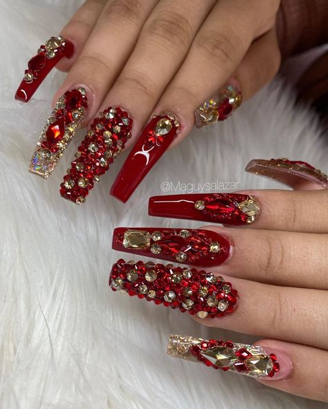 Nails By 𝓜𝓪𝓰𝓾𝔂𝓼𝓪𝓵𝓪𝔃𝓪𝓻 on Instagram: “@bluestreakcrystals  #xmasnails…” Bedazzled Nails, Nail Designs Bling, Hollywood Nails, Red And Gold Nails, Cute Short Nails, Punk Nails, Glitter Gel Nails, Her Nails, Simple Acrylic Nails