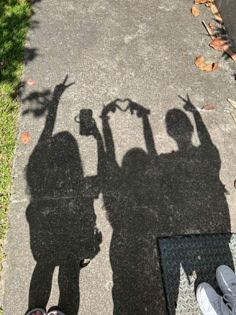 Pics to try w ur bffs! Shadow Selfie, Cute Friend Poses, Group Picture Poses, 3 Best Friends, Shadow Video, Photo Recreation, Friend Pictures Poses, Best Friends Funny, Shadow Pictures