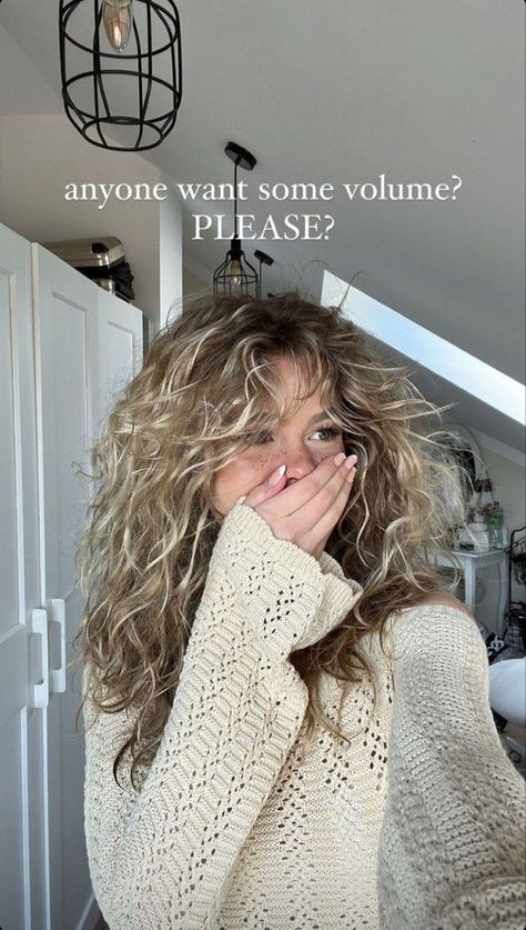 Black To Blonde Balayage Curly Hair, Curly Hair With Face Framing Layers, Pelo Ondulado Natural, Curly Hair Cuts With Layers, Curly Hairstyles For School, Hair Cuts With Layers, Highlights Curly Hair, Curly Hair Photos, Blonde Curly Hair