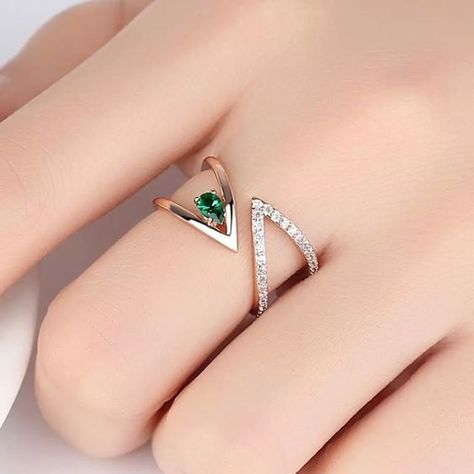 love it. the ring is stunning and the stone is big. Gold Jewelry Stores, Gold Rings Fashion, Gold Ring Designs, Diamond Jewelry Designs, Gold Jewelry Simple, Trendy Ring, Fancy Jewellery, Bangle Designs, Pink Ring