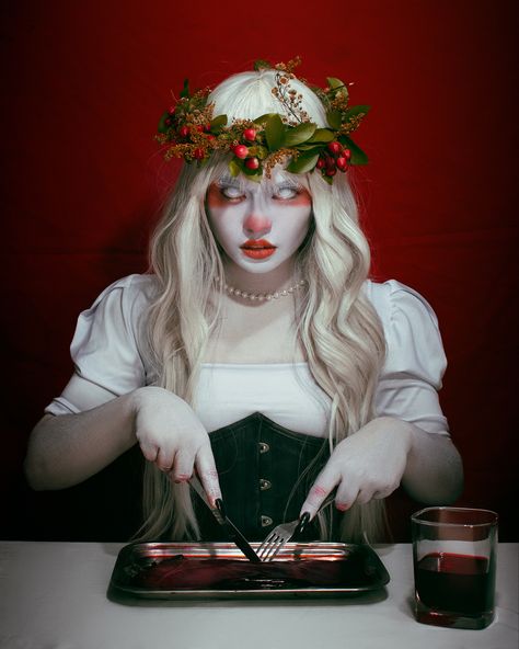 Alternative Christmas Photoshoot, Creepy Christmas Photoshoot, Dark Christmas Photoshoot, Xmas Photos, Zombie Art, Alternative Christmas, Dark Christmas, Christmas Shoot, Creepy Christmas