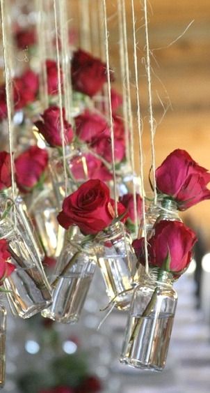 Rosas vermelhas esta no alge.Clássico .... حفل توديع العزوبية, Hanging Jars, मेहंदी डिजाइन, Rustic Wedding Decorations, Deco Floral, Romantic Weddings, Red Wedding, Design Floral, Simple Weddings